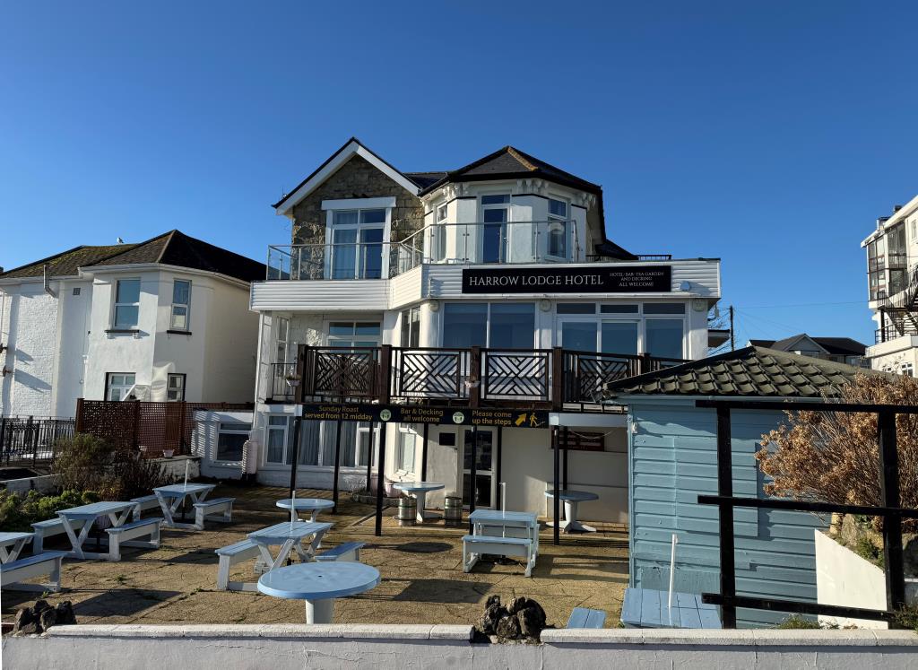 Lot: 89 - FREEHOLD CLIFF TOP HOTEL WITH TWENTY EN-SUITE GUEST ROOMS AND STUNNING VIEWS - Front View of the Hotel